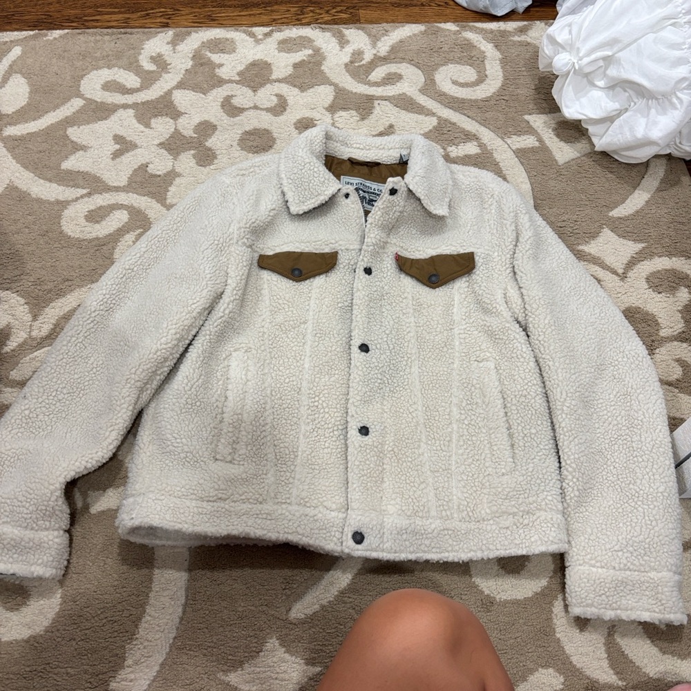 Levi's Men's Cream Sherpa Jacket with Brown Accents - Picture 3 of 10